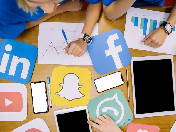 Jakie są główne różnice między platformami social media?
